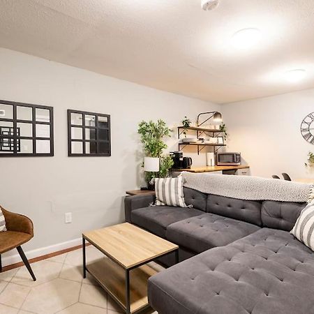 Adorable 2-Bedroom Modern Basement Денвер Экстерьер фото