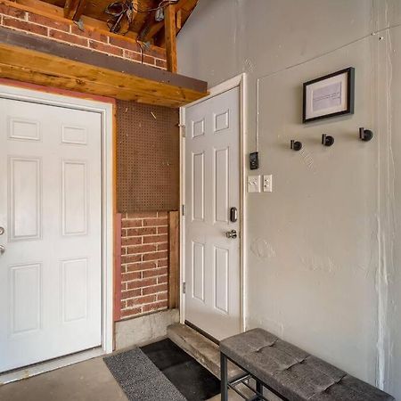 Adorable 2-Bedroom Modern Basement Денвер Экстерьер фото