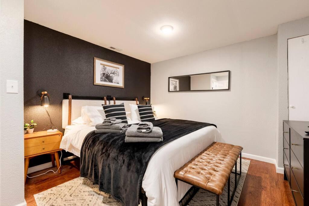 Adorable 2-Bedroom Modern Basement Денвер Экстерьер фото