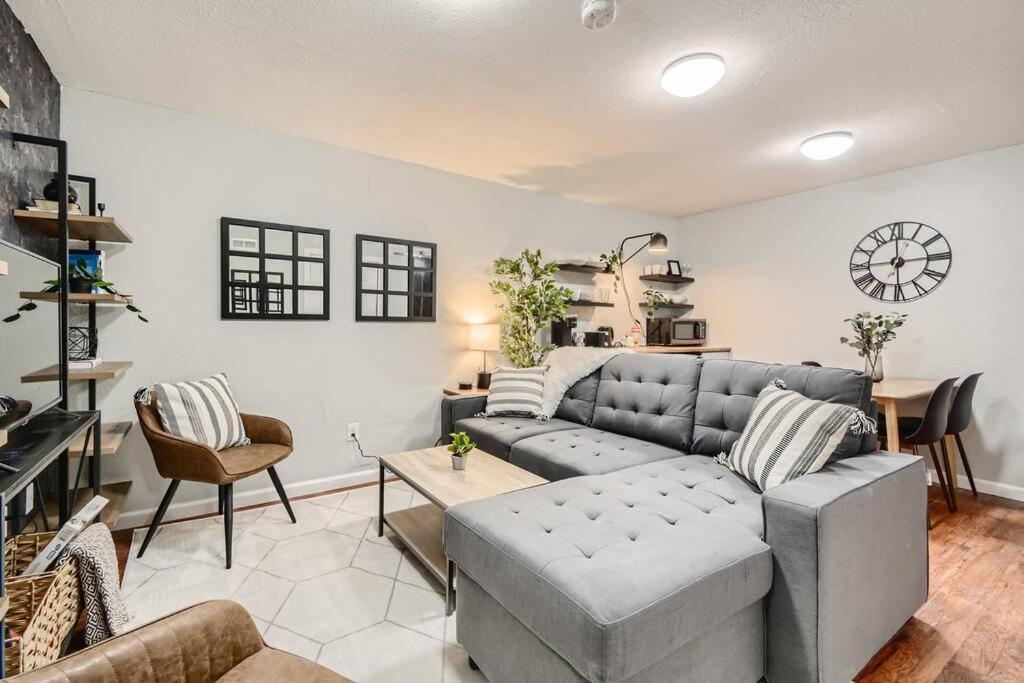 Adorable 2-Bedroom Modern Basement Денвер Экстерьер фото