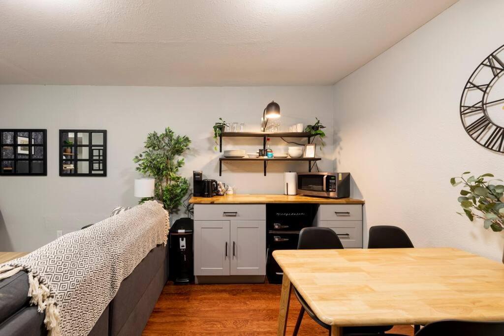 Adorable 2-Bedroom Modern Basement Денвер Экстерьер фото