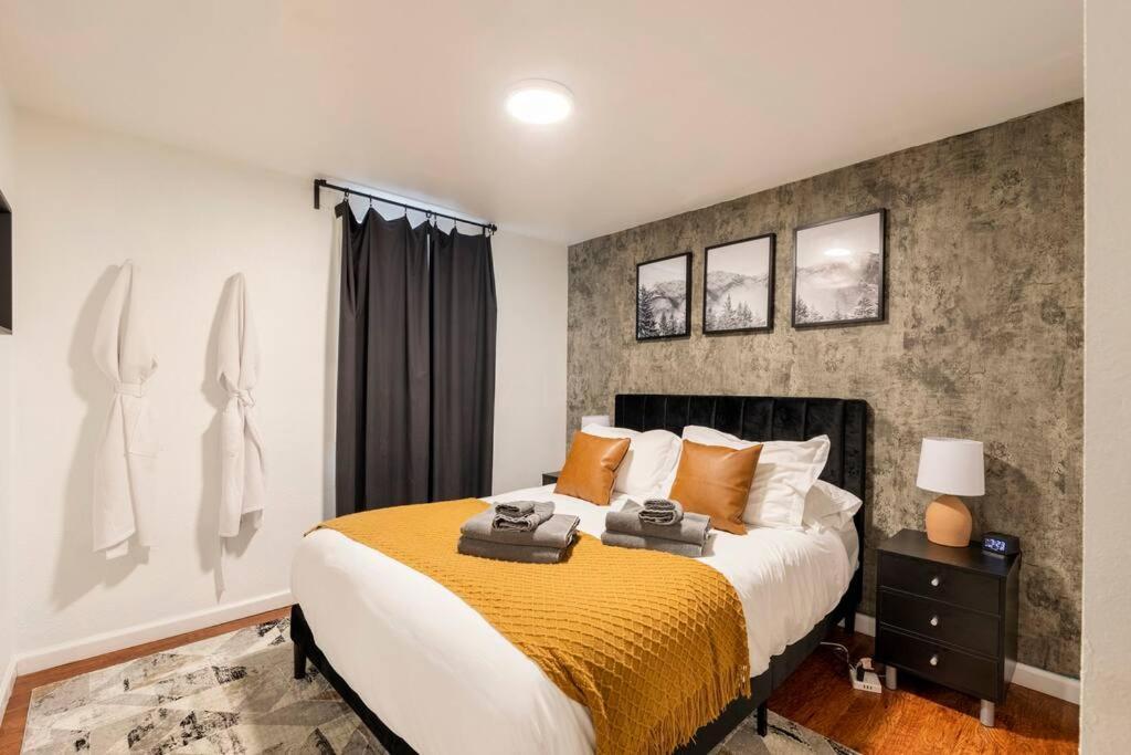 Adorable 2-Bedroom Modern Basement Денвер Экстерьер фото