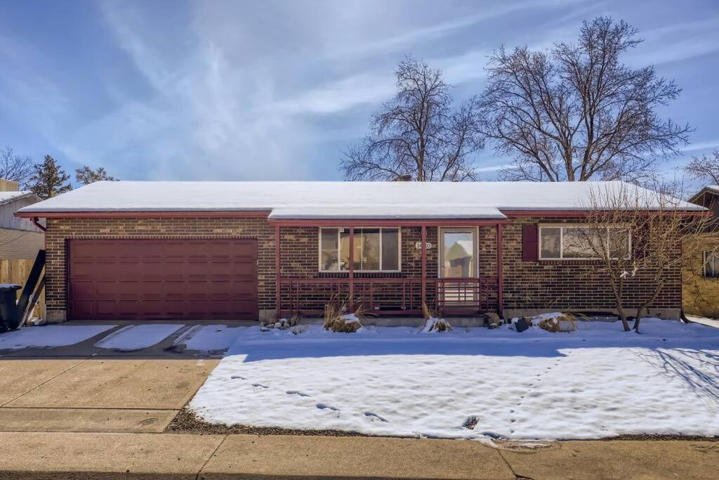 Adorable 2-Bedroom Modern Basement Денвер Экстерьер фото