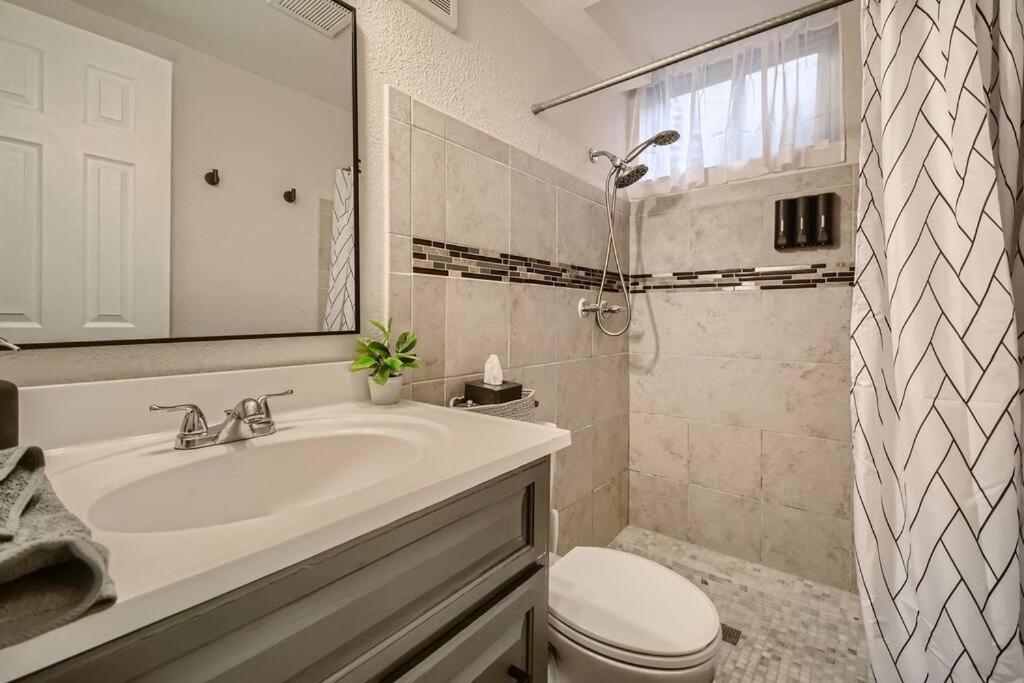 Adorable 2-Bedroom Modern Basement Денвер Экстерьер фото